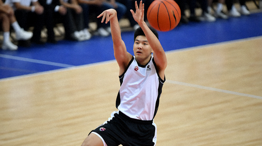 篮球比赛中球员起跳投篮的瞬间