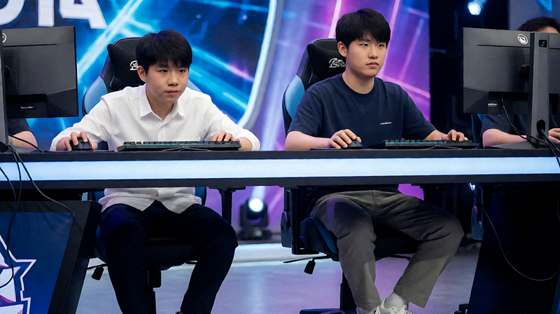 电竞赛事舞台上的选手对战现场画面