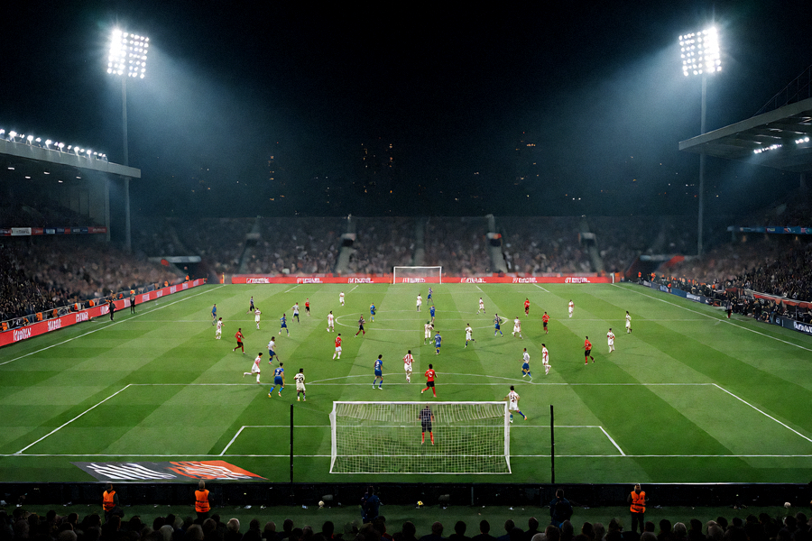 夜间球场灯光下的足球比赛现场全景