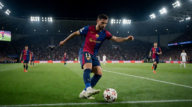 夜间足球比赛直播画面，球场灯光与实时赛事场景